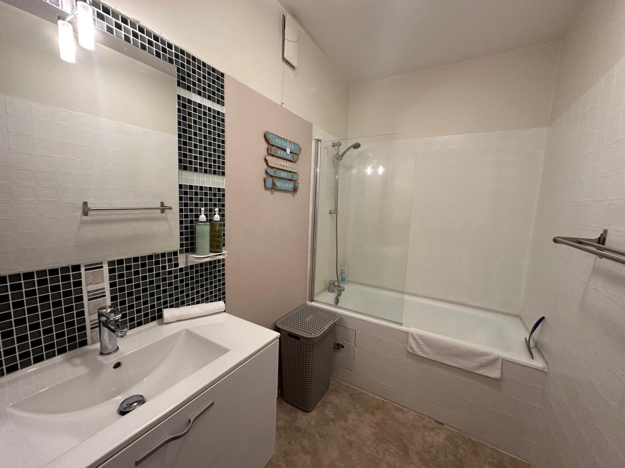 Orleans Centre Proche Gare - Appartement Fonctionnel Residence Calme Parking Prive Gratuit - Le Central Elegance Luaran gambar